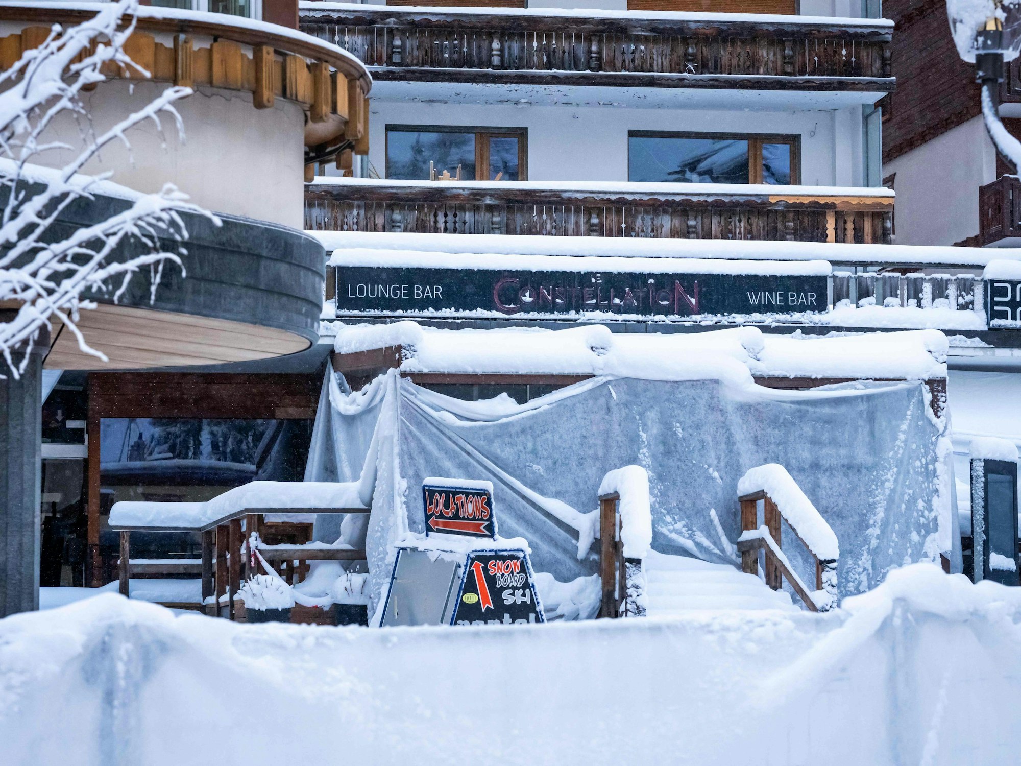 Blick auf die Bar „Le Constellation“ in Crans-Montana: 40 Menschen starben hier in dem Inferno.