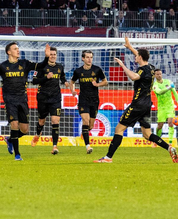 Die Spieler des 1. FC Köln feiern das Tor von Said El Mala.