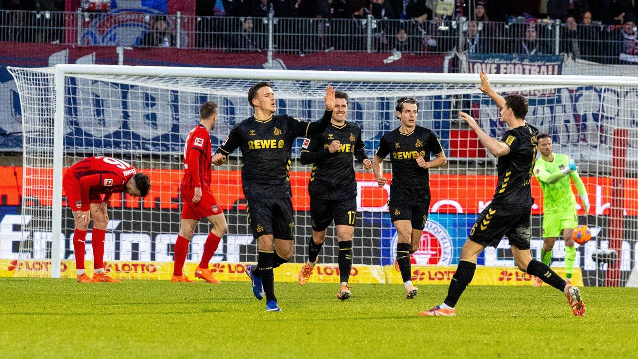 Die Spieler des 1. FC Köln feiern das Tor von Said El Mala.