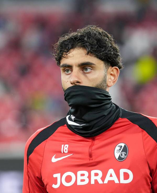 Eren Dinkci als Ersatzspieler bei einer Partie des SC Freiburg.