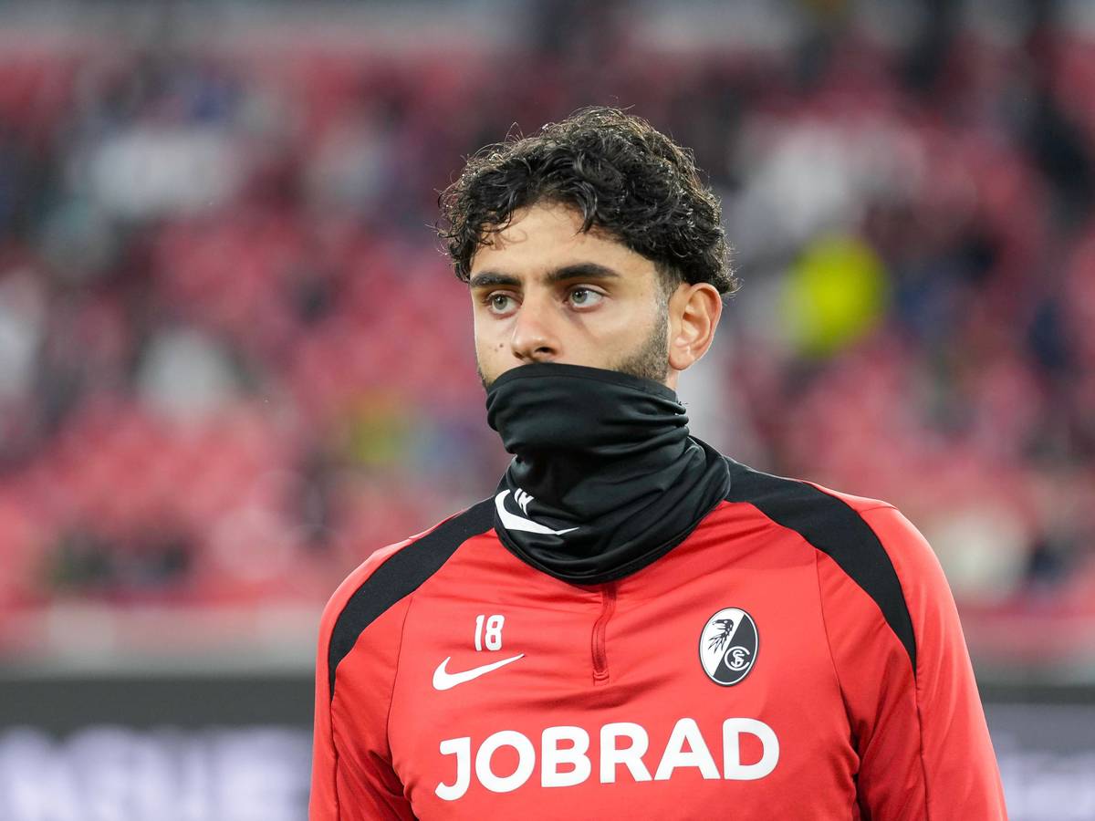 Eren Dinkci als Ersatzspieler bei einer Partie des SC Freiburg.
