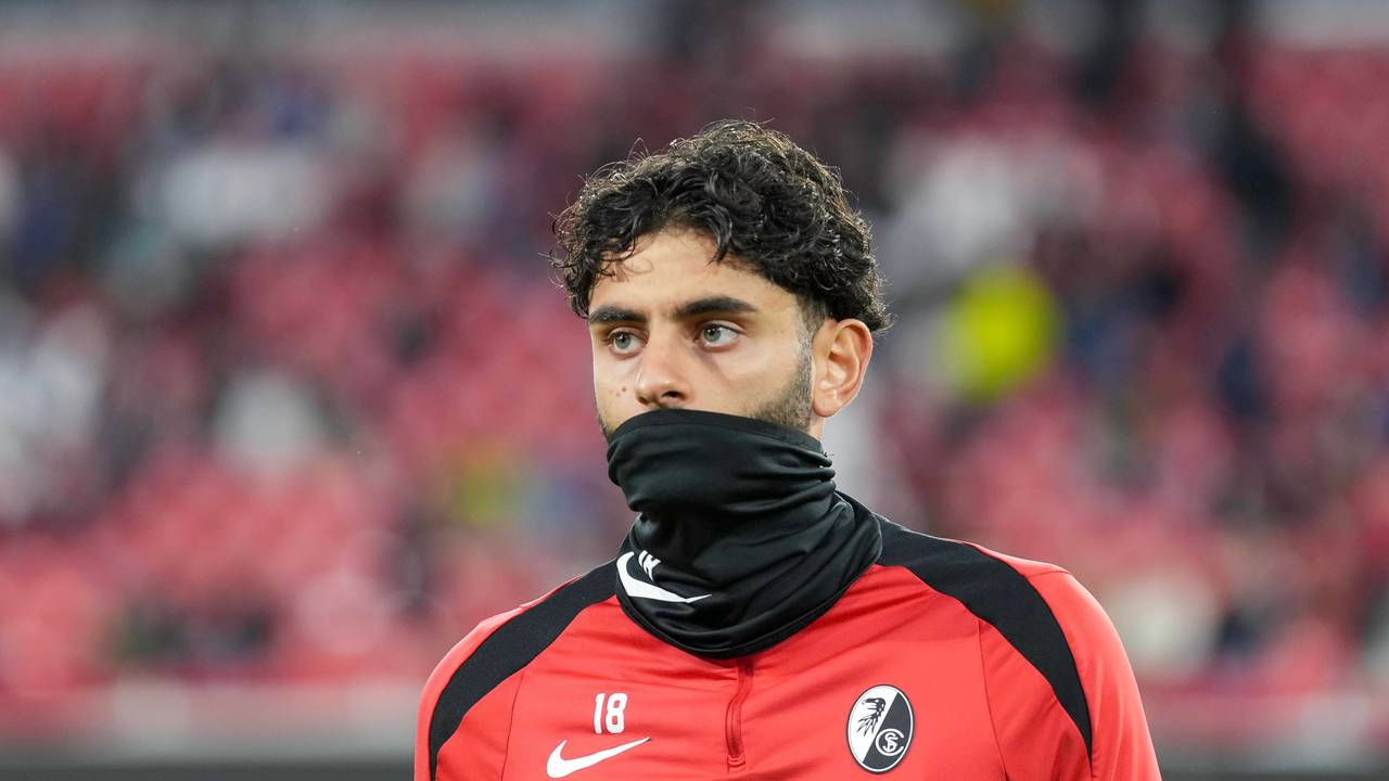 Eren Dinkci als Ersatzspieler bei einer Partie des SC Freiburg.