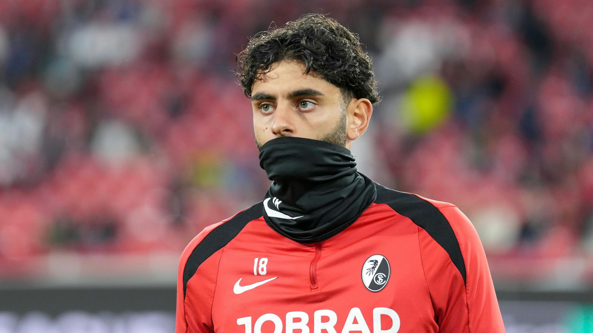 Eren Dinkci beim Aufwärmprogramm vor einem Spiel des SC Freiburg.