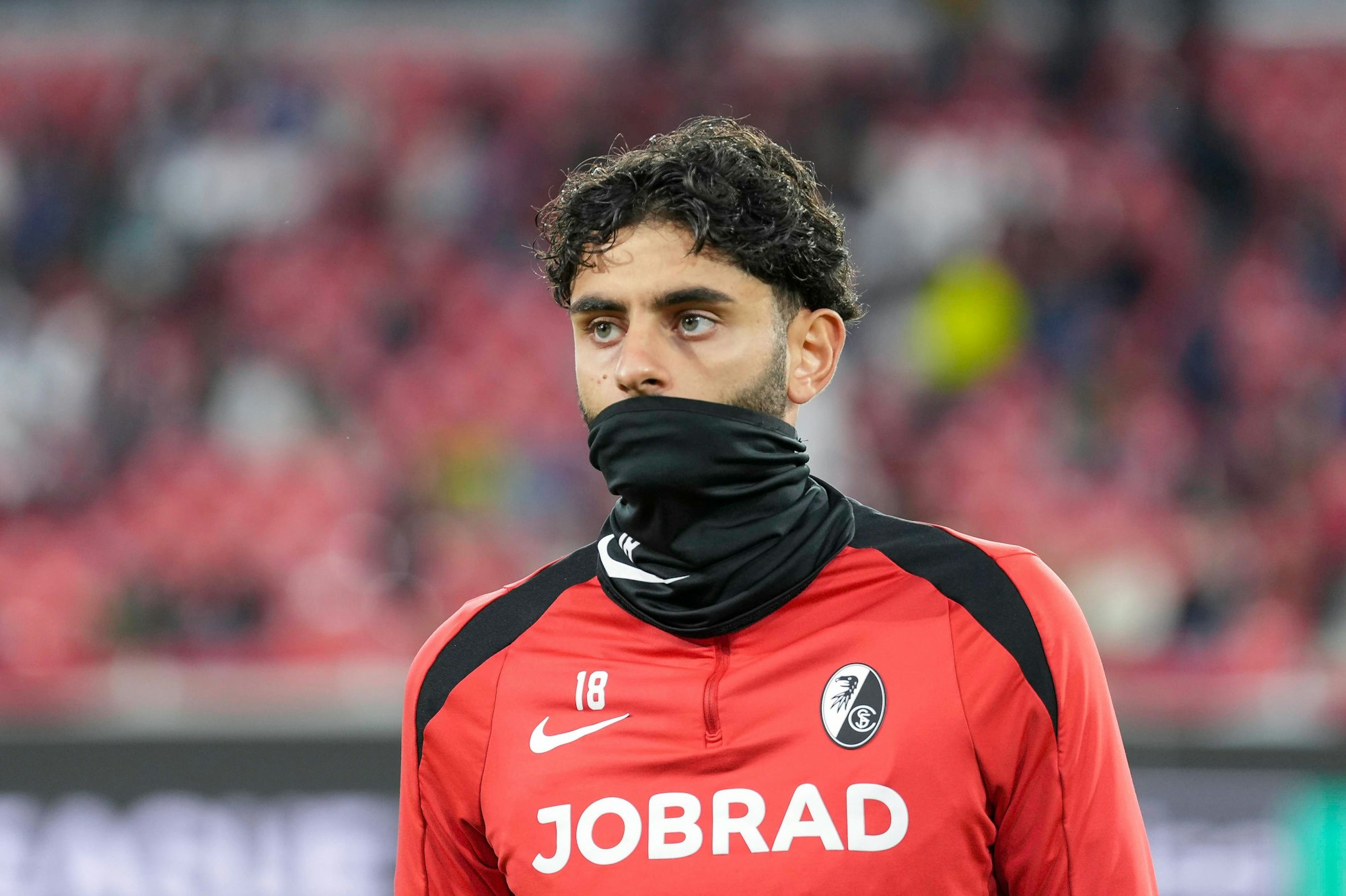 Eren Dinkci beim Aufwärmprogramm vor einem Spiel des SC Freiburg.