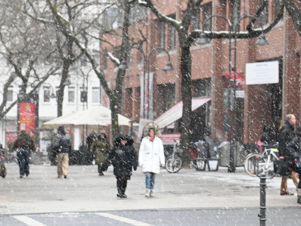 Schneefall in der Kölner City. Vor allem für Obdachlose ist der eiskalte Winter eine Herausforderung.