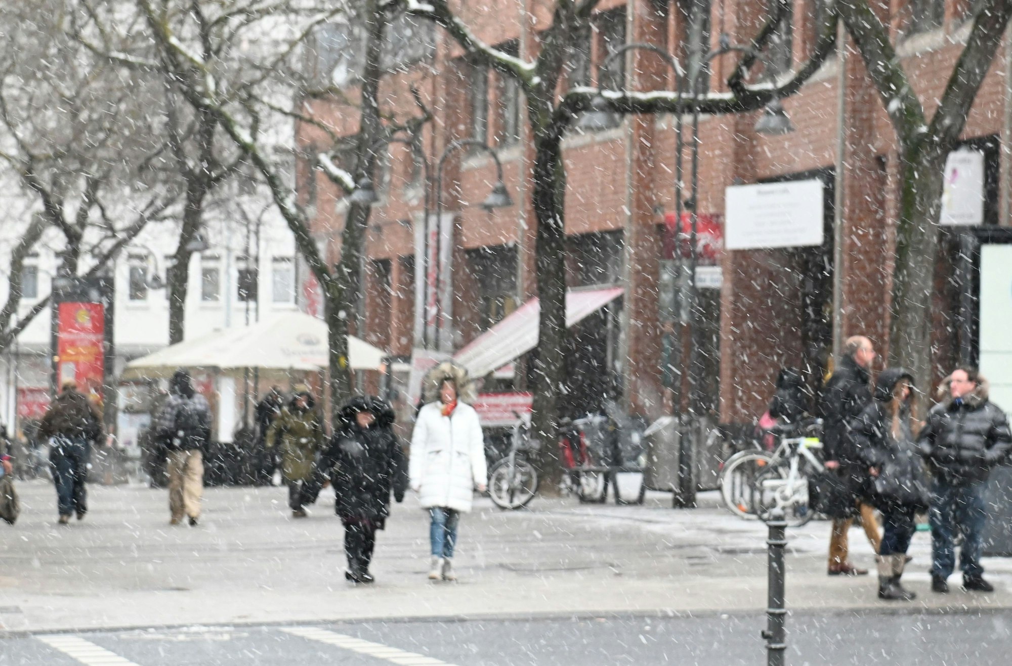 Schneefall in der Kölner City. Vor allem für Obdachlose ist der eiskalte Winter eine Herausforderung.