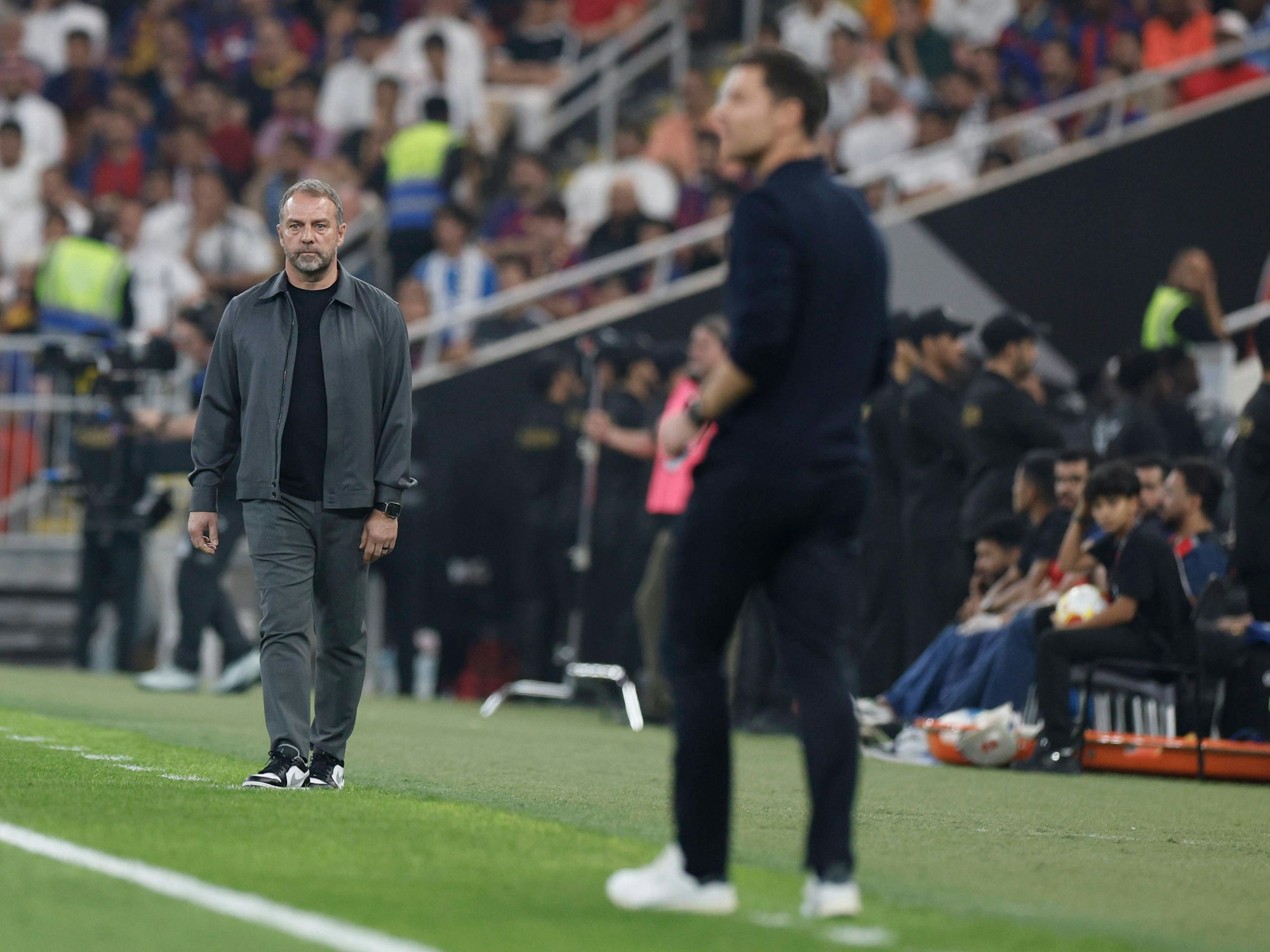Trainer Hansi Flick steht an der Seitenlinie beim Spiel gegen Real Madrid.