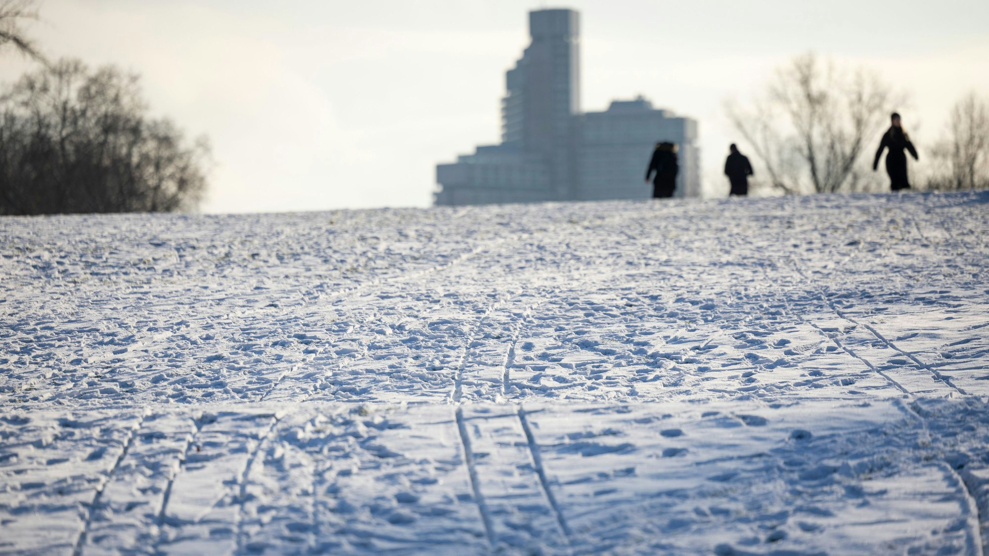 In ganz NRW schließen die Schulen am Montag wegen Glatteis.