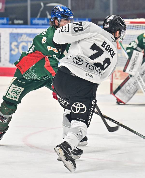 Dominik Bokk (M.) und Alexander Blank kämpfen um den Puck.