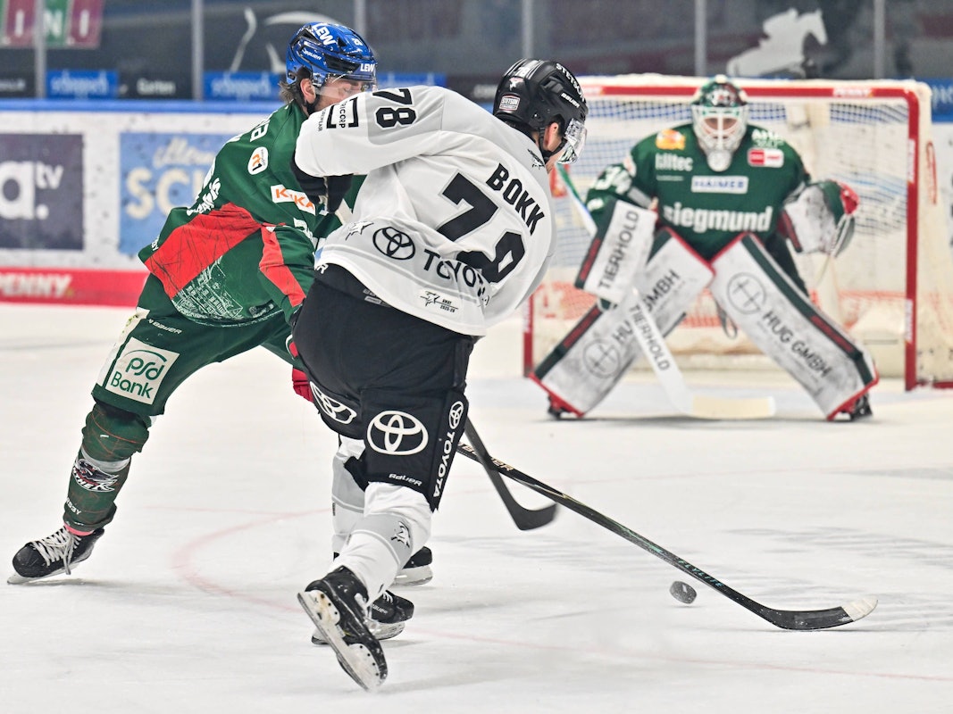 Dominik Bokk (M.) und Alexander Blank kämpfen um den Puck.