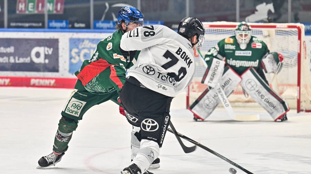 Dominik Bokk (M.) und Alexander Blank kämpfen um den Puck.