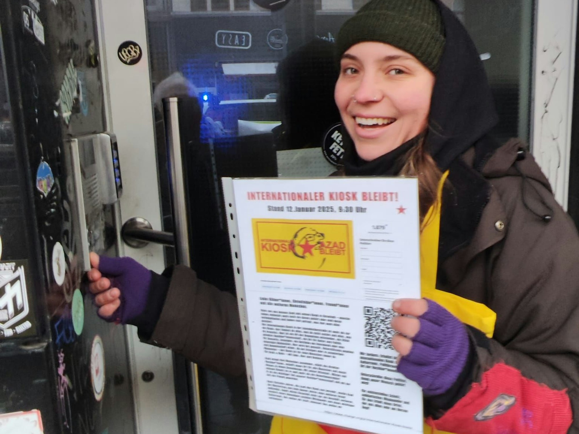Lina klingelt beim Kiosk-Vermieter, um die Petition in den Briefkasten zu werfen.