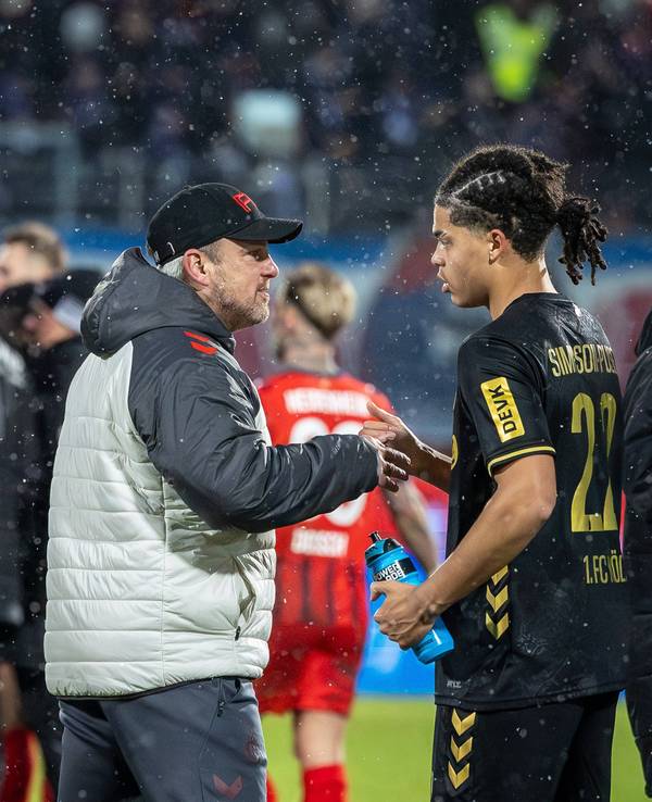 Lukas Kwasniok klatscht mit Neuzugang Jahmai Simpson-Pusey ab.