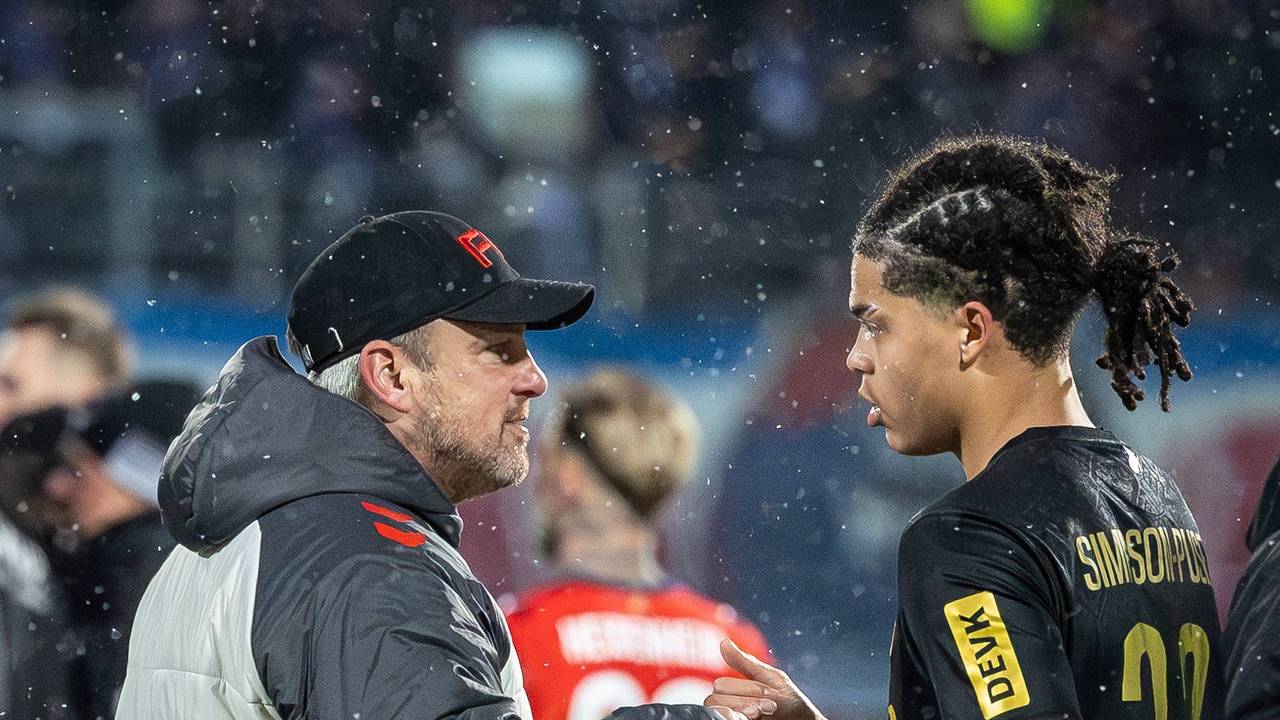 Lukas Kwasniok klatscht mit Neuzugang Jahmai Simpson-Pusey ab.