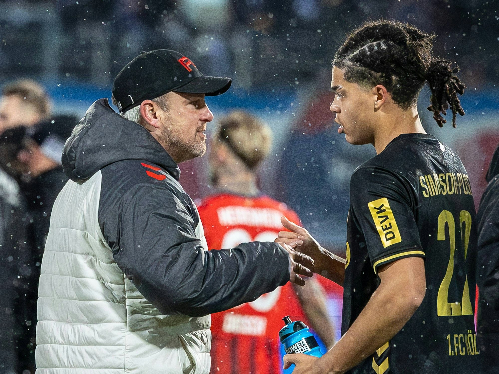 Lukas Kwasniok klatscht mit Neuzugang Jahmai Simpson-Pusey ab.