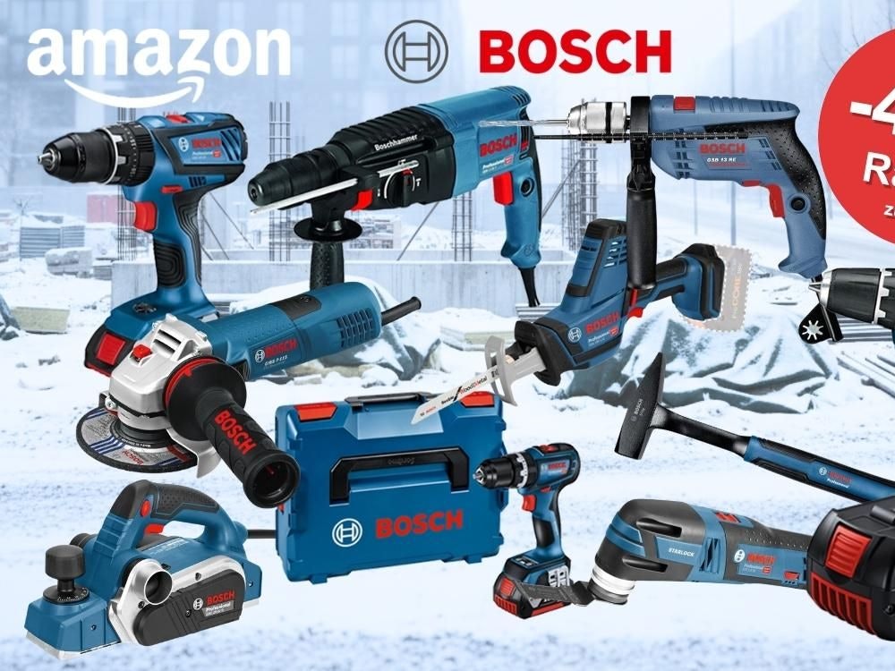 Bosch Professional Werkzeug vor einer verschneiten Baustelle mit Baugerüst im Winter in einer Innenstadt. Dabei Bosch Professional Akkubohrschrauber, Hammer, Schlagbohrmaschine, Winkelschleifer, Werkzeugkoffer, Säbelsäge, Elektrohobel.