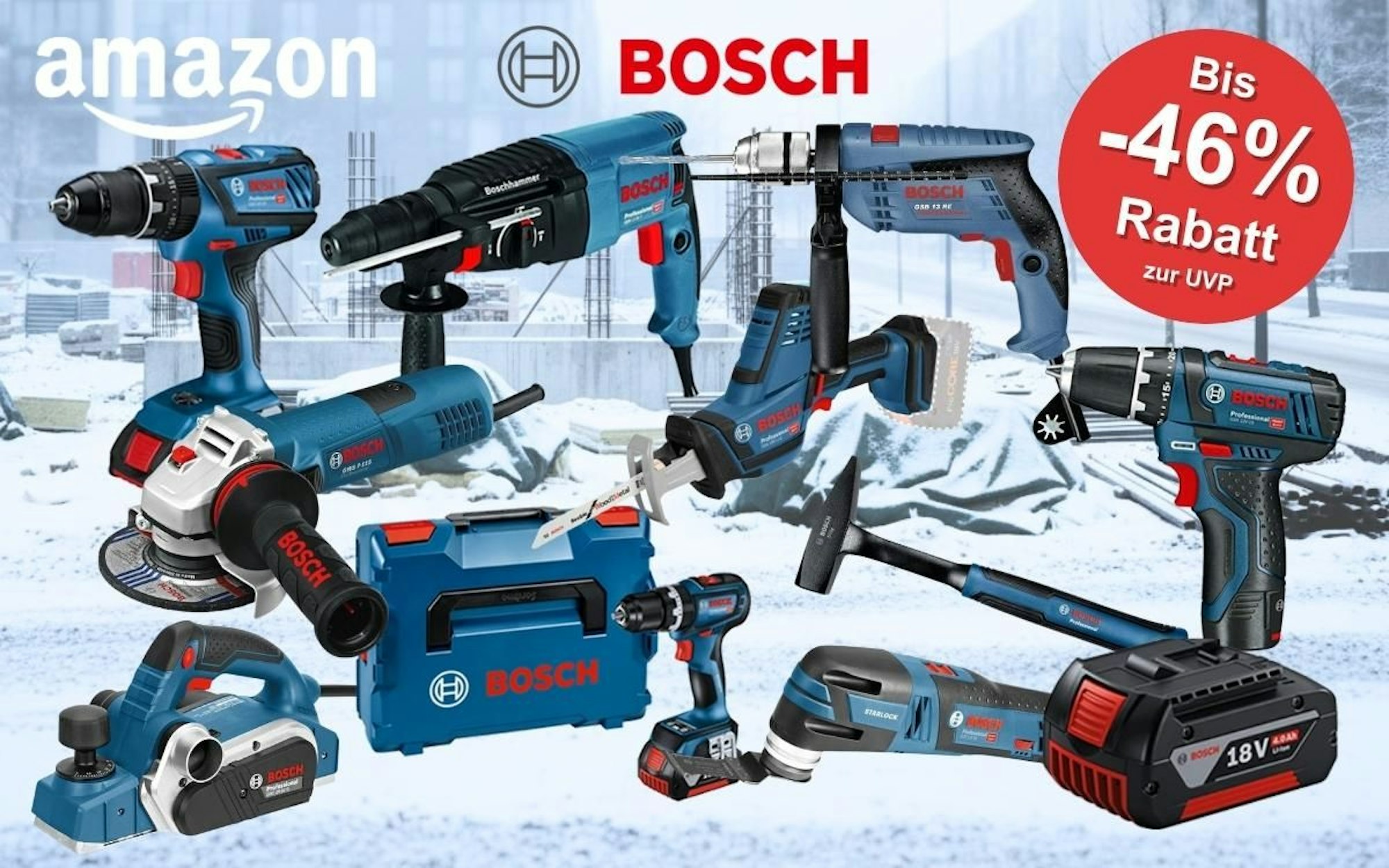Bosch Professional Werkzeug vor einer verschneiten Baustelle mit Baugerüst im Winter in einer Innenstadt. Dabei Bosch Professional Akkubohrschrauber, Hammer, Schlagbohrmaschine, Winkelschleifer, Werkzeugkoffer, Säbelsäge, Elektrohobel.
