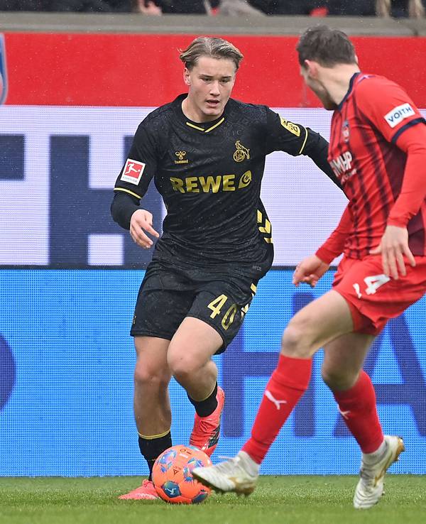 Fynn Schenten im Zweikampf mit Tim Siersleben.