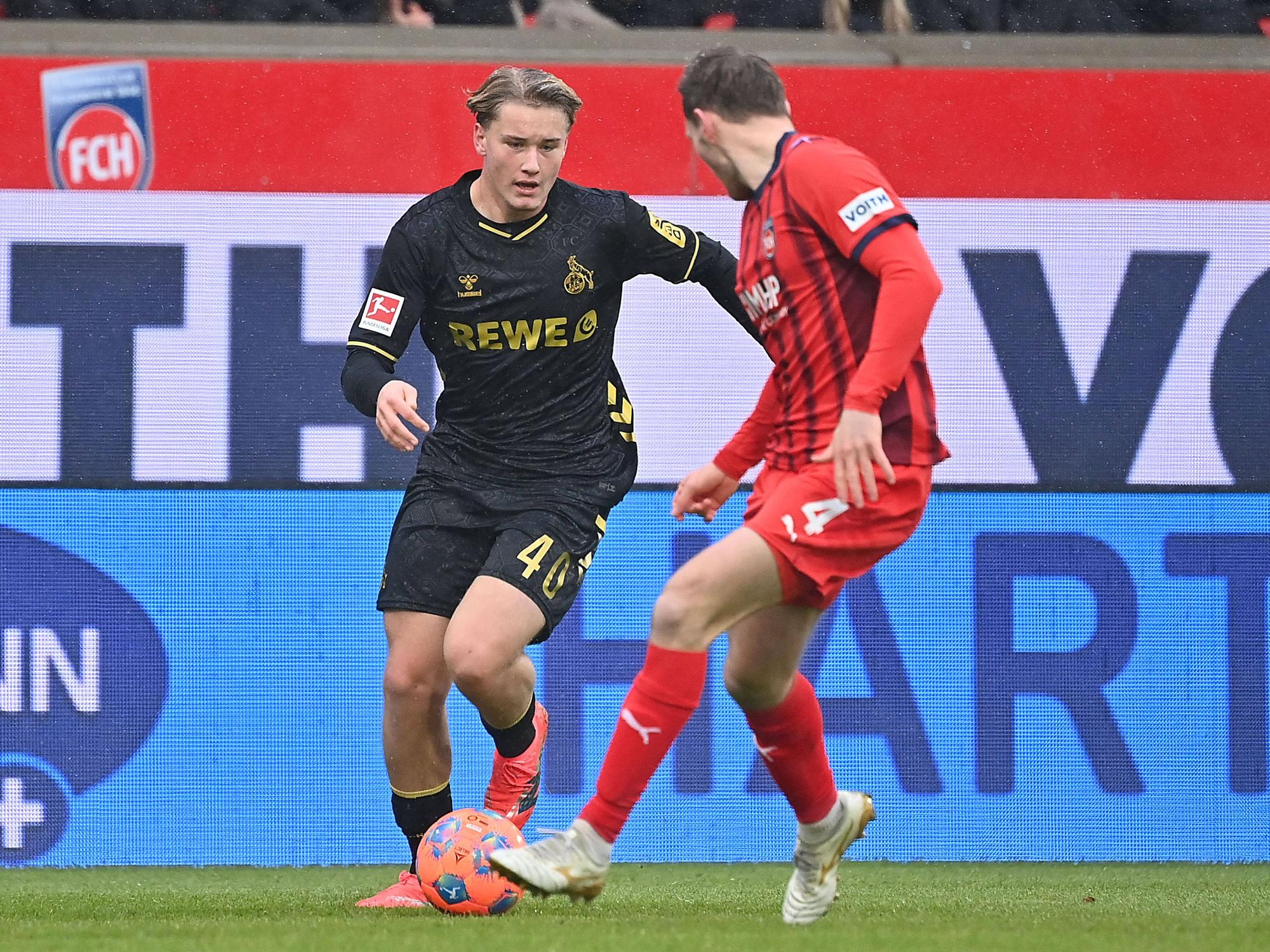 Fynn Schenten im Zweikampf mit Tim Siersleben.