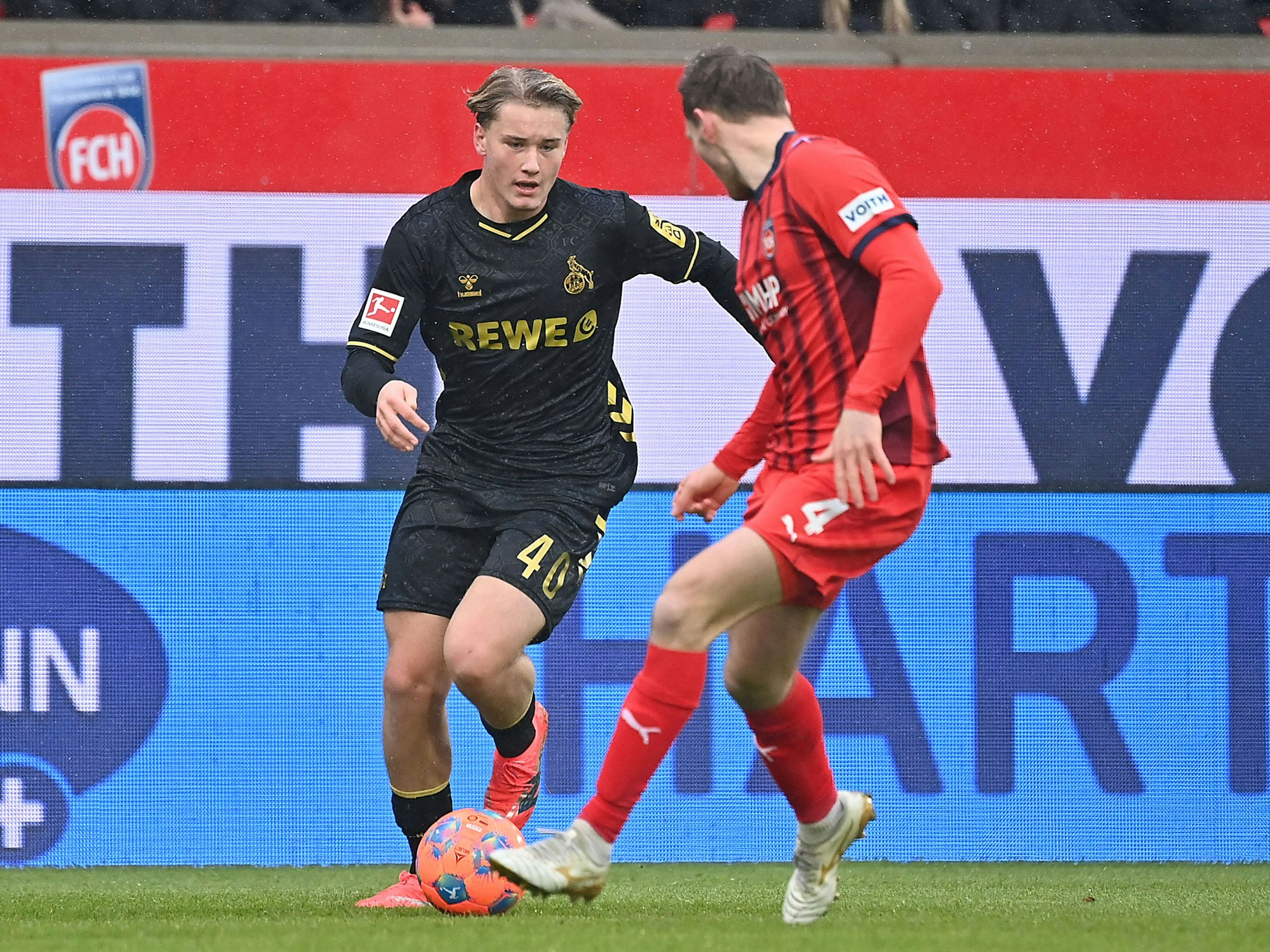 Fynn Schenten im Zweikampf mit Tim Siersleben.