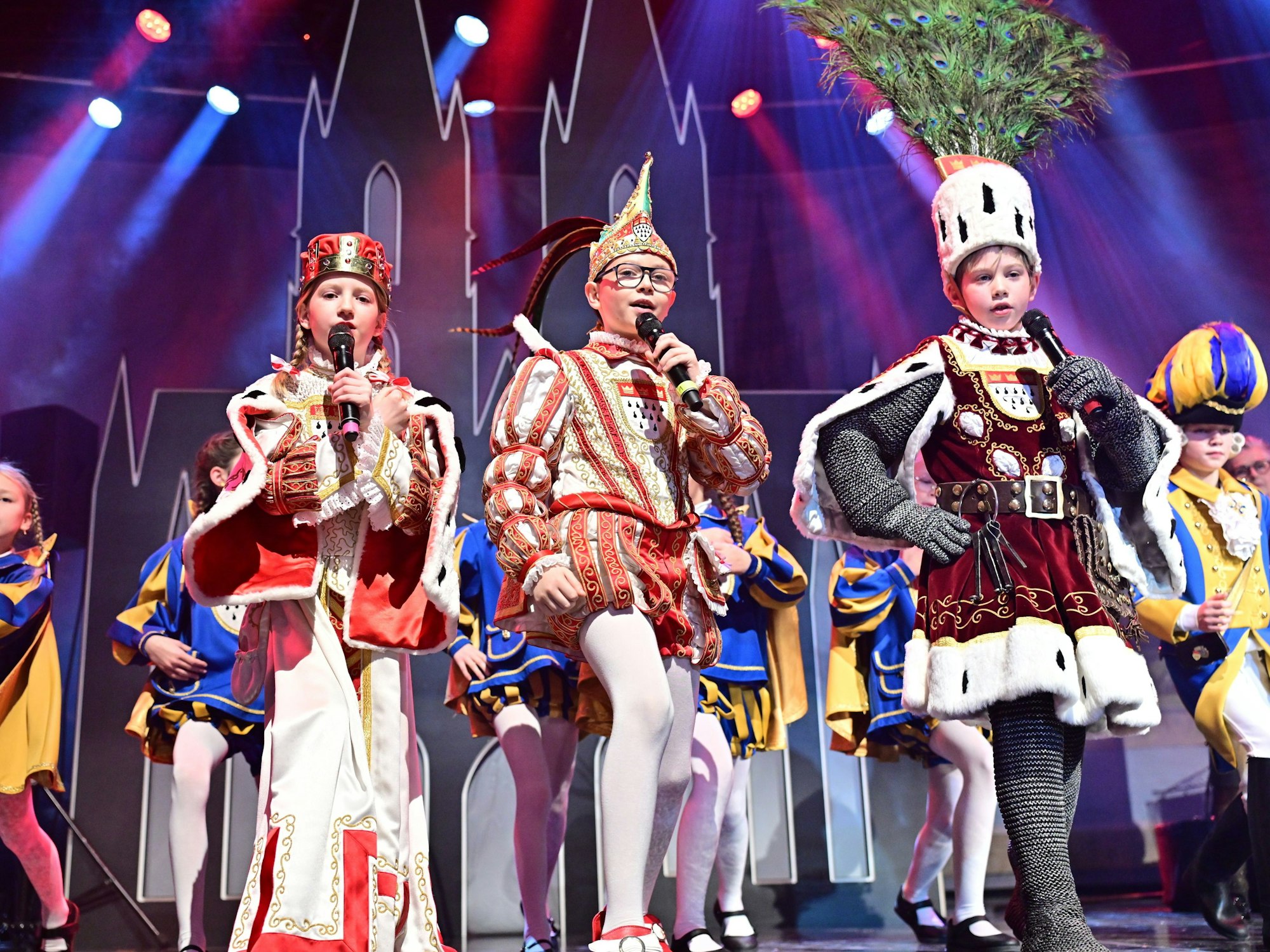 Das Kinderdreigestirn steht auf der Bühne.