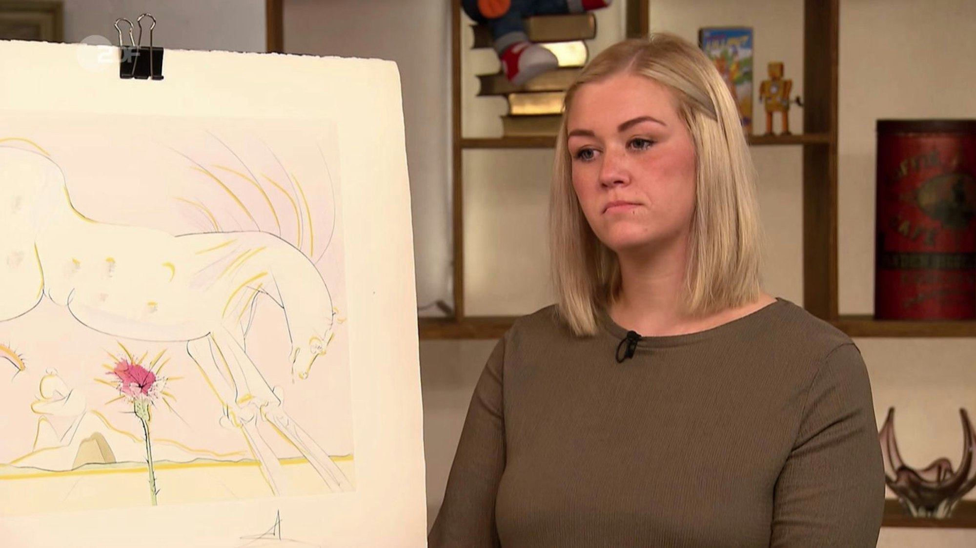 Der Verkäuferin stand die Enttäuschung ins Gesicht geschrieben, als die „Bares für Rares“-Expertin ihre Dalí-Zeichnungen als Fälschung entlarvte. (Bild: ZDF)