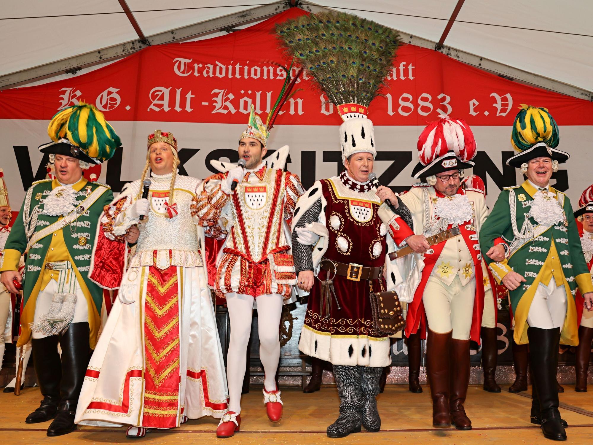 Das Dreigestirn steht auf der Bühne am Neumarkt.