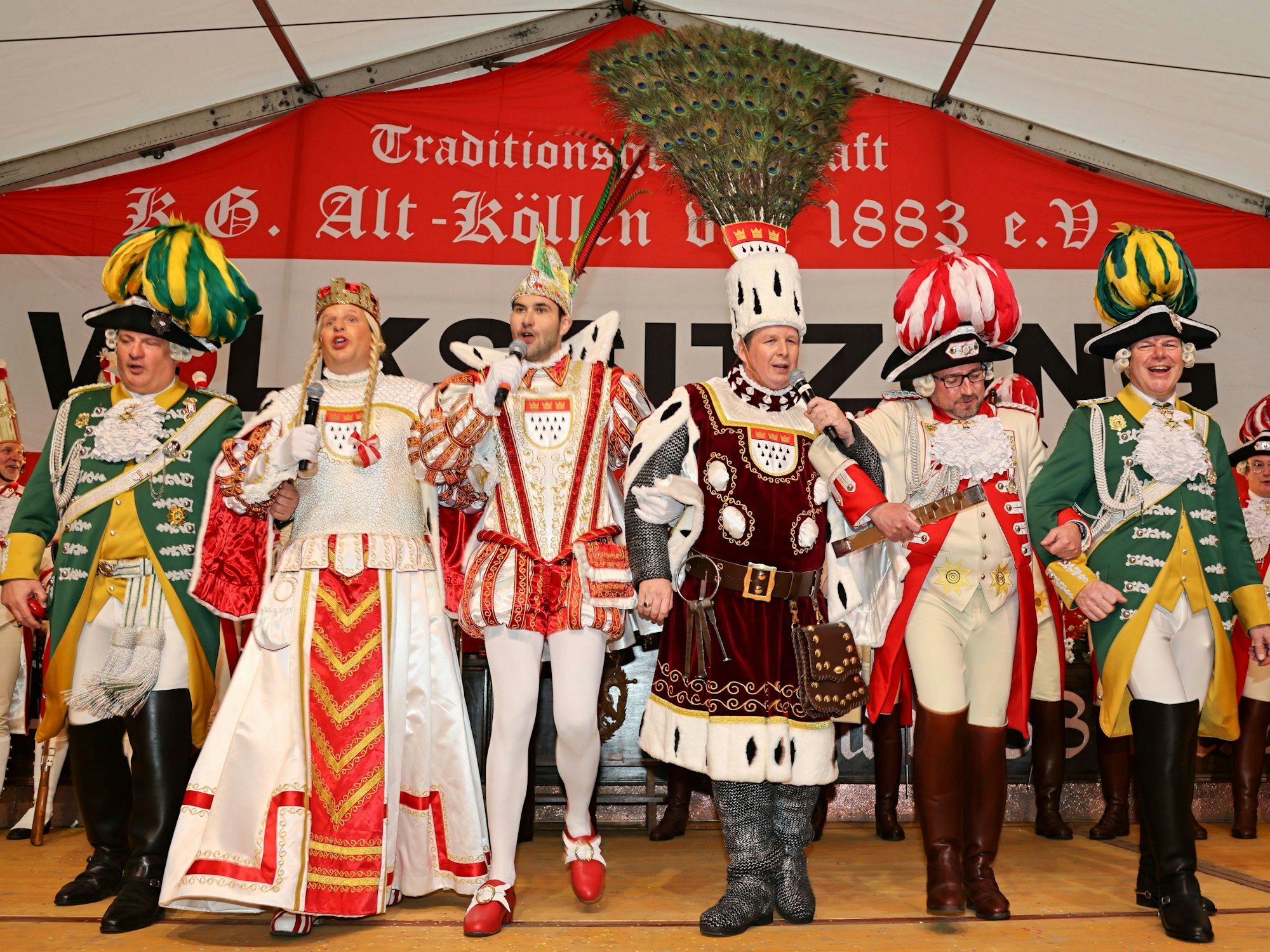 Das Dreigestirn steht auf der Bühne am Neumarkt.