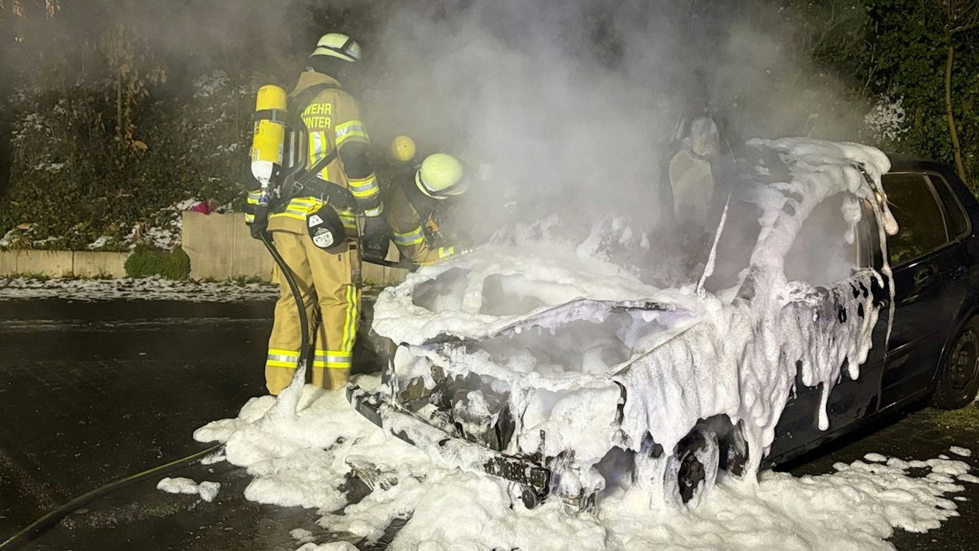 Ein brennendes Auto in Königswinter-Oberdollendorf.