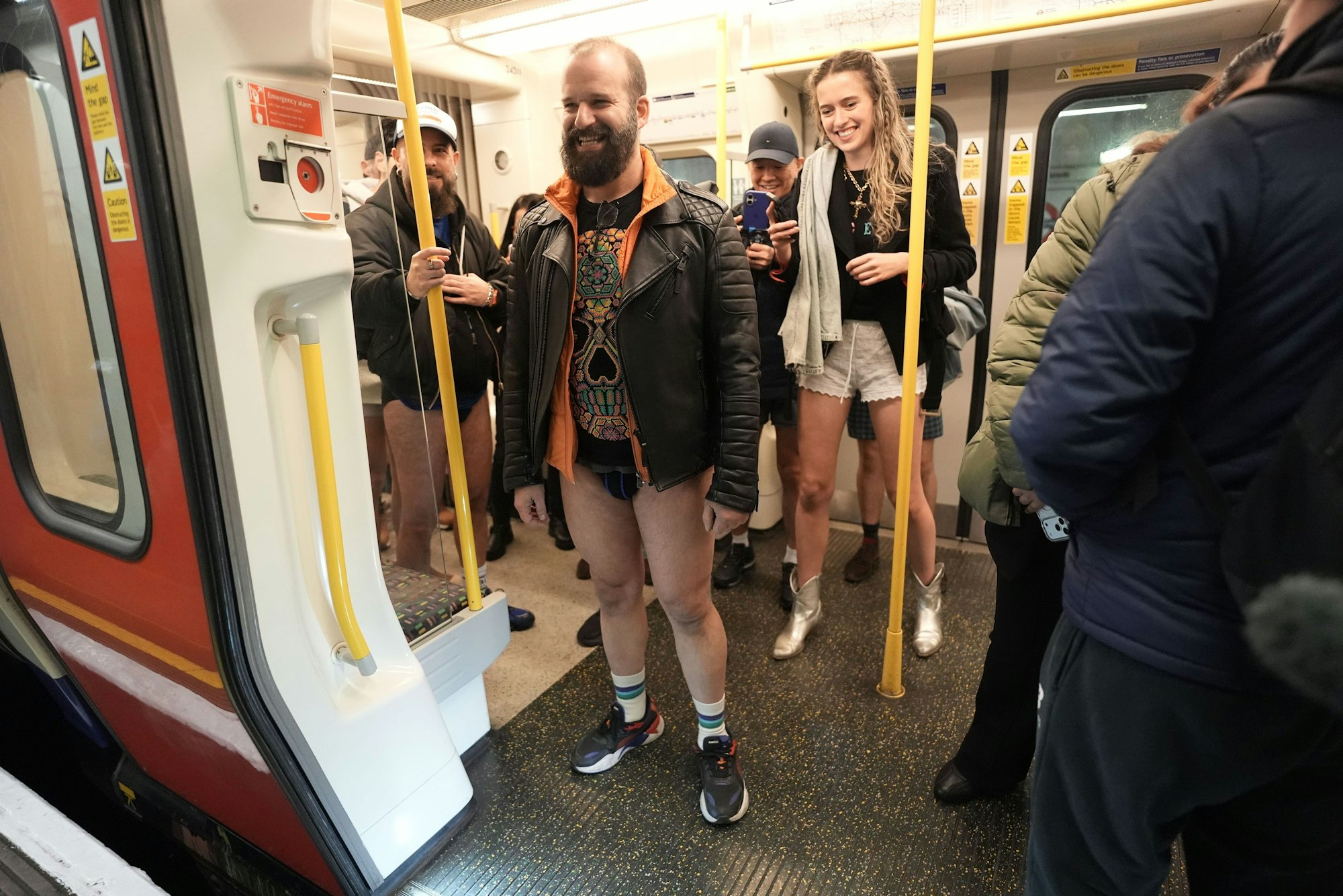 Menschen nehmen an der jährlichen „No Trousers Tube Ride“ in London teil.