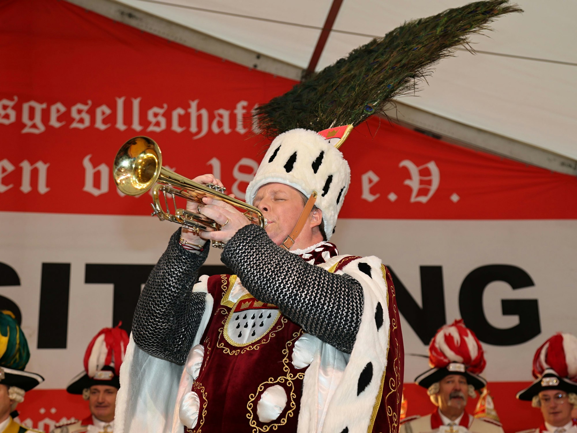 Bauer Clemens spielt auf der Bühne Trompete.