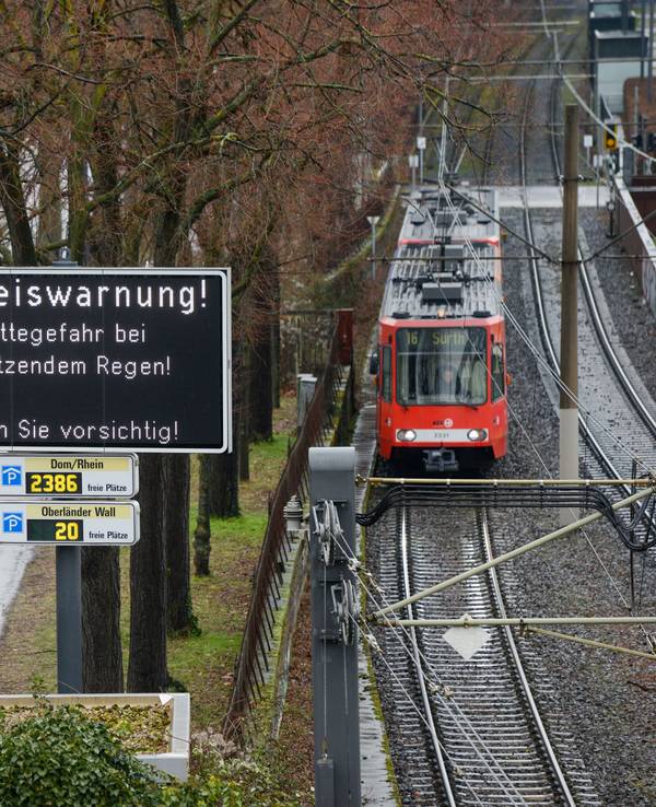 Auf einer LED-Tafel werden Autofahrer und Autofahrerinnen vor der Glatteisgefahr durch überfrierenden Regen gewarnt (Archivfoto). In der Nacht zu Montag droht Blitzeis-Gefahr in Köln.
