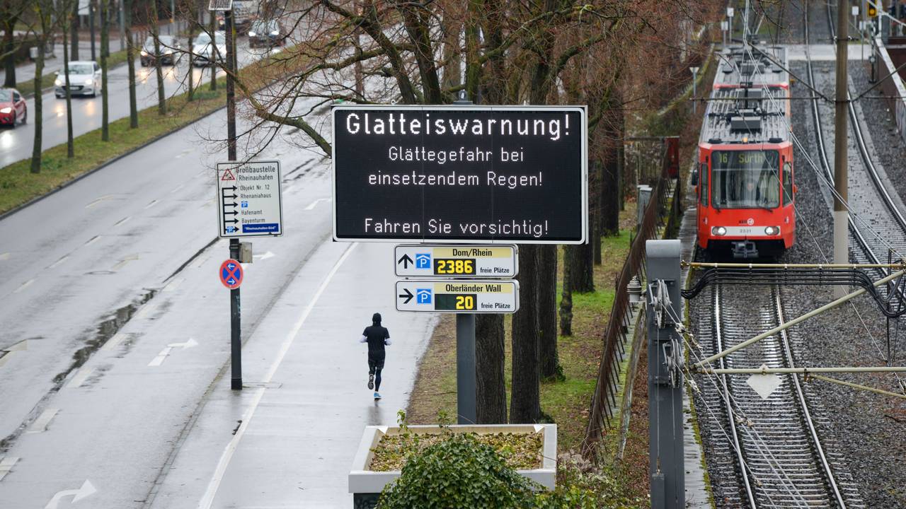 Auf einer LED-Tafel werden Autofahrer und Autofahrerinnen vor der Glatteisgefahr durch überfrierenden Regen gewarnt (Archivfoto). In der Nacht zu Montag droht Blitzeis-Gefahr in Köln.
