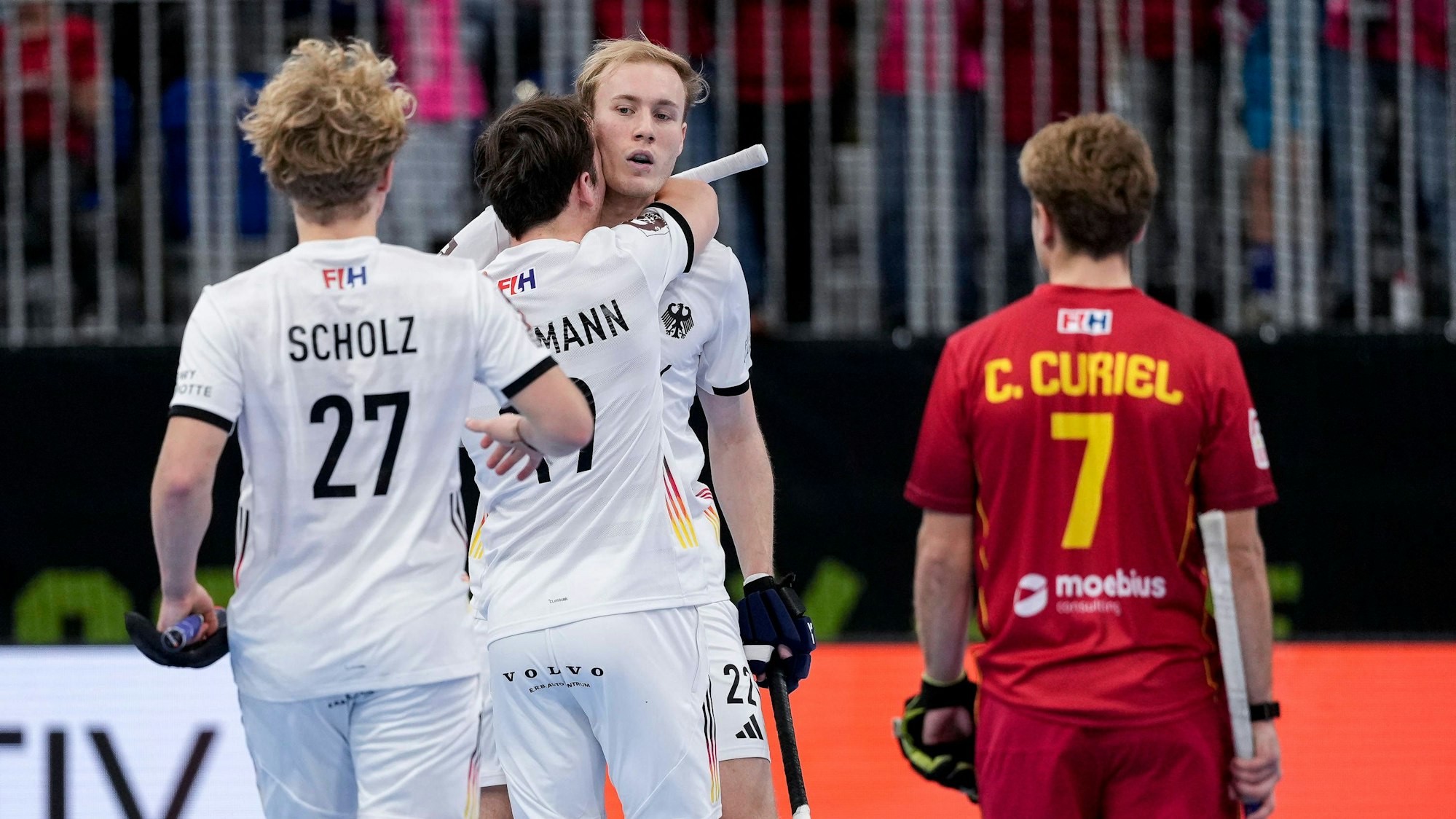 Nik Kerner (2.v.r.) wird nach einem Treffer von einem Mitspieler umarmt.