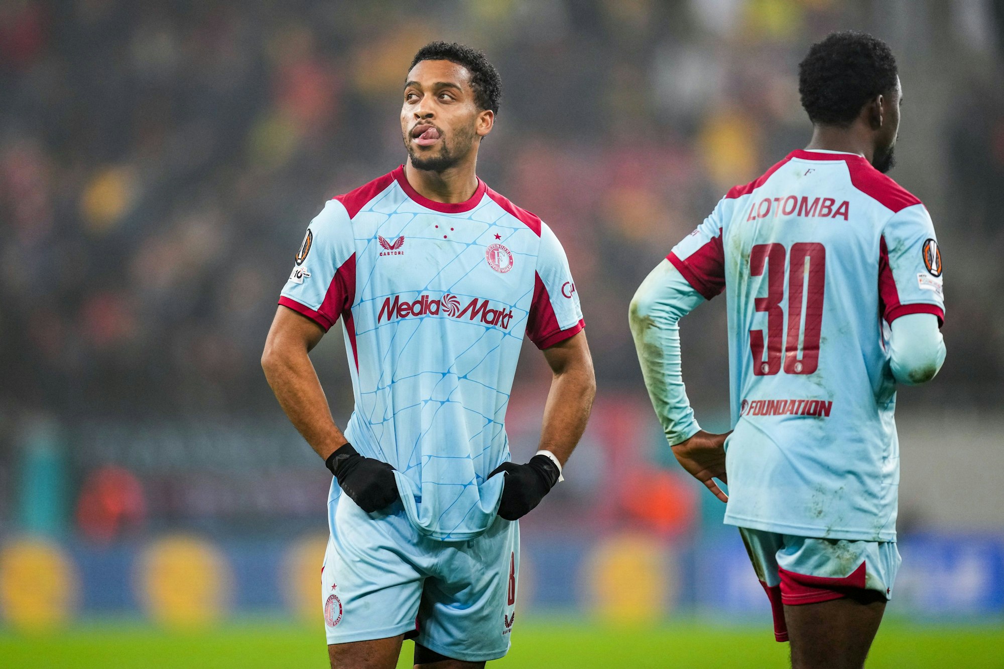 Quinten Timber stemmt die Arme enttäuscht in die Hüfte.