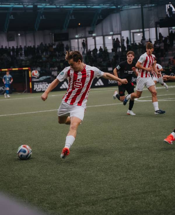 Benjamin Ley in Aktion mit Ball.