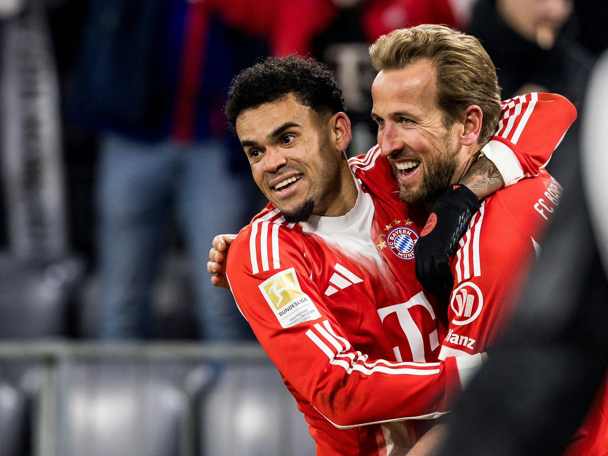 Harry Kane und Luis Diaz (l.) jubeln gemeinsam nach einem Treffer.