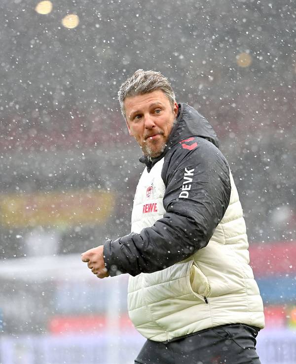 Lukas Kwasniok im Schneesturm am 10. Januar 2026 in Heidenheim. Die Köln-Fans haben sich erstmals gegen ihn gerichtet.