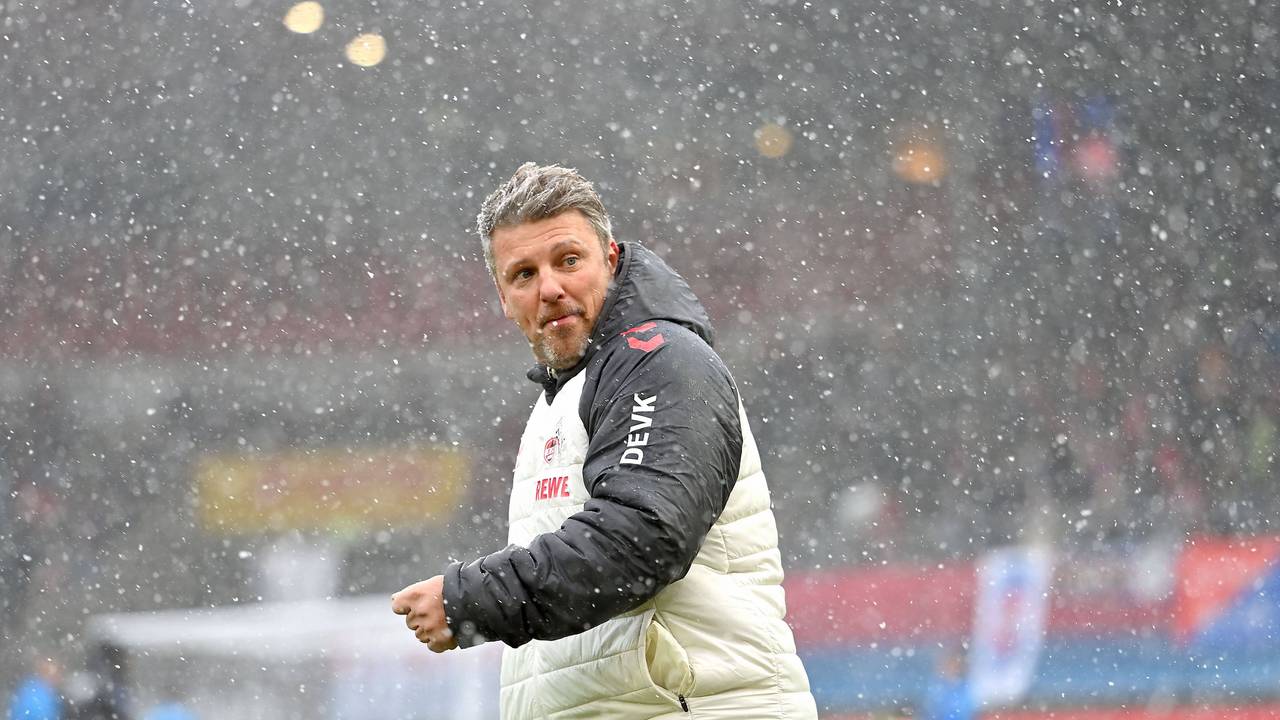 Lukas Kwasniok im Schneesturm am 10. Januar 2026 in Heidenheim. Die Köln-Fans haben sich erstmals gegen ihn gerichtet.
