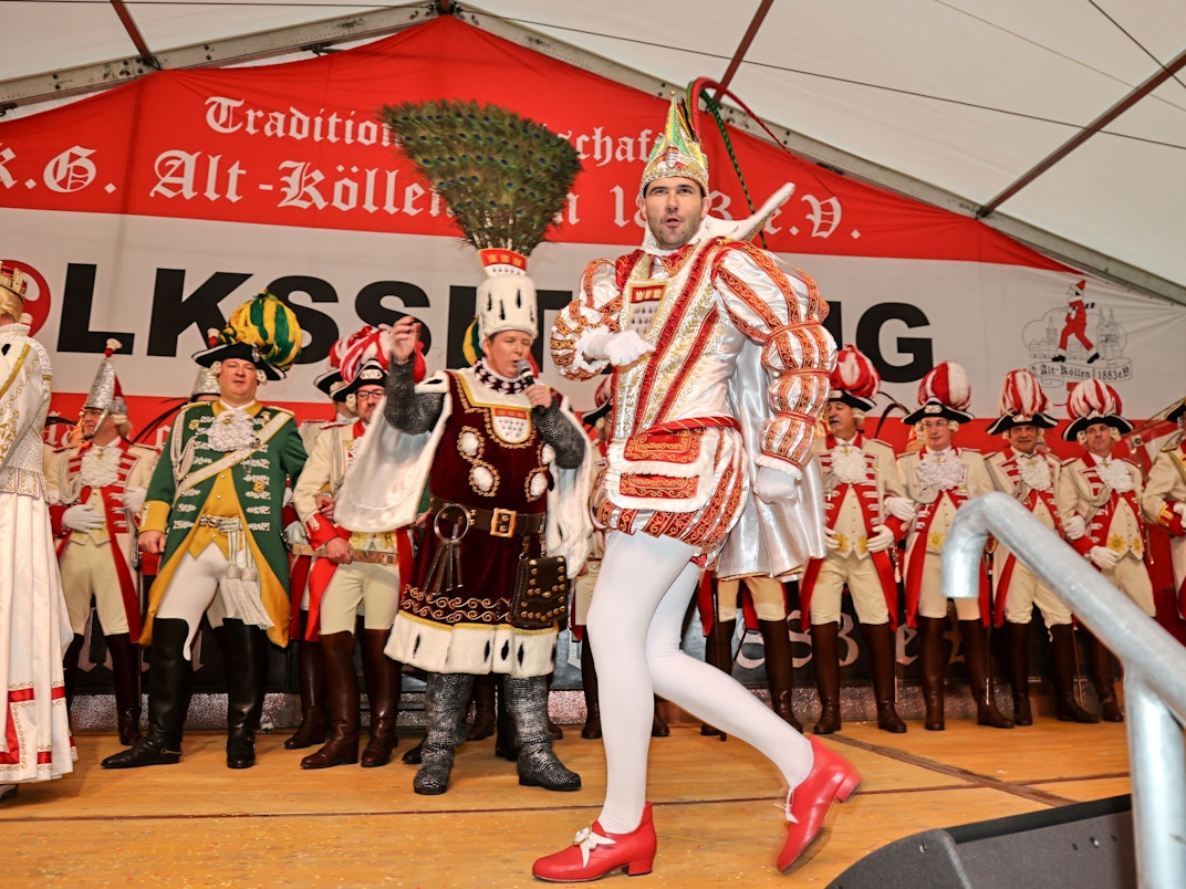 Prinz Niklas I. tanzt auf der Bühne am Neumarkt.