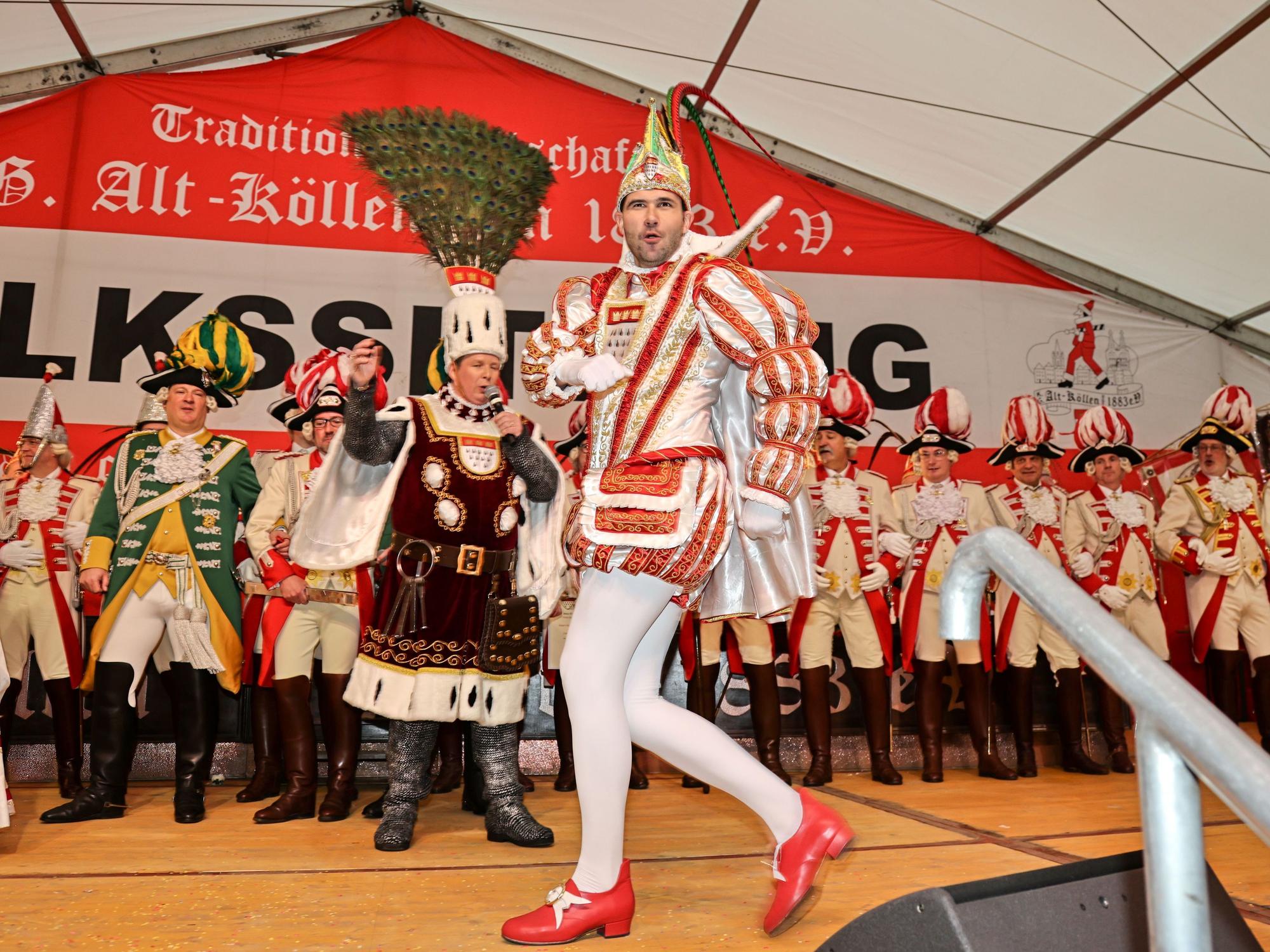 Prinz Niklas I. tanzt auf der Bühne am Neumarkt.