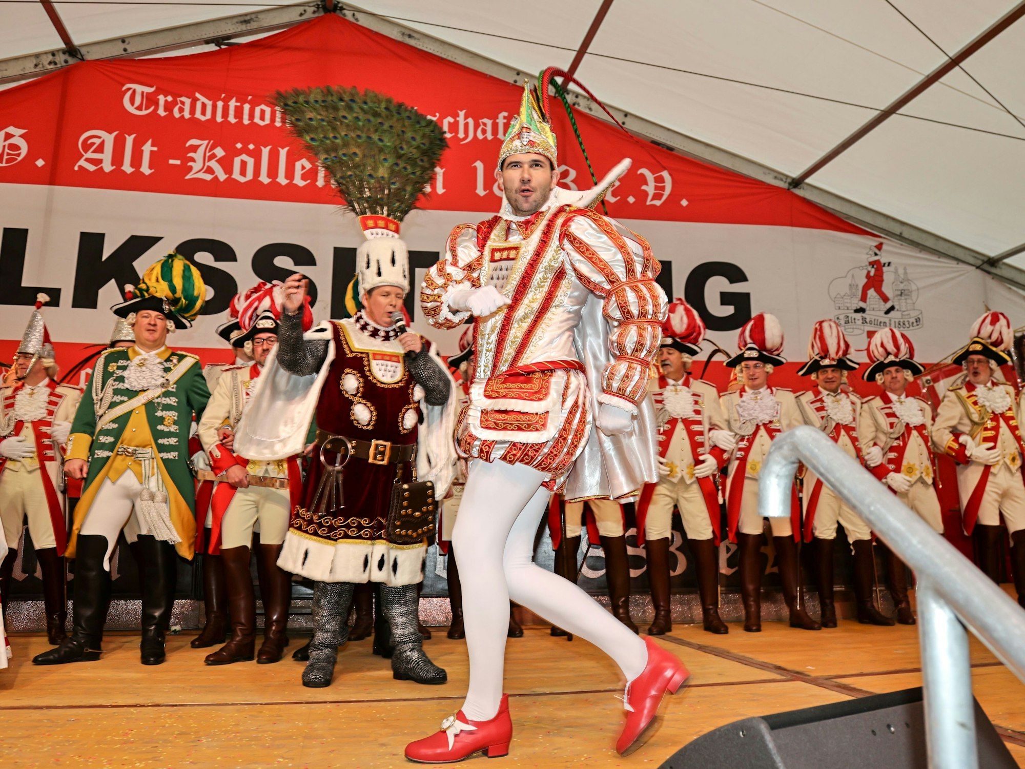 Prinz Niklas I. tanzt auf der Bühne am Neumarkt.