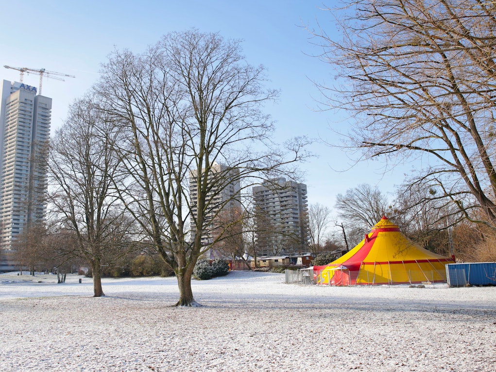 Winter am Rheinufer auf Höhe des Axa-Hochhauses.