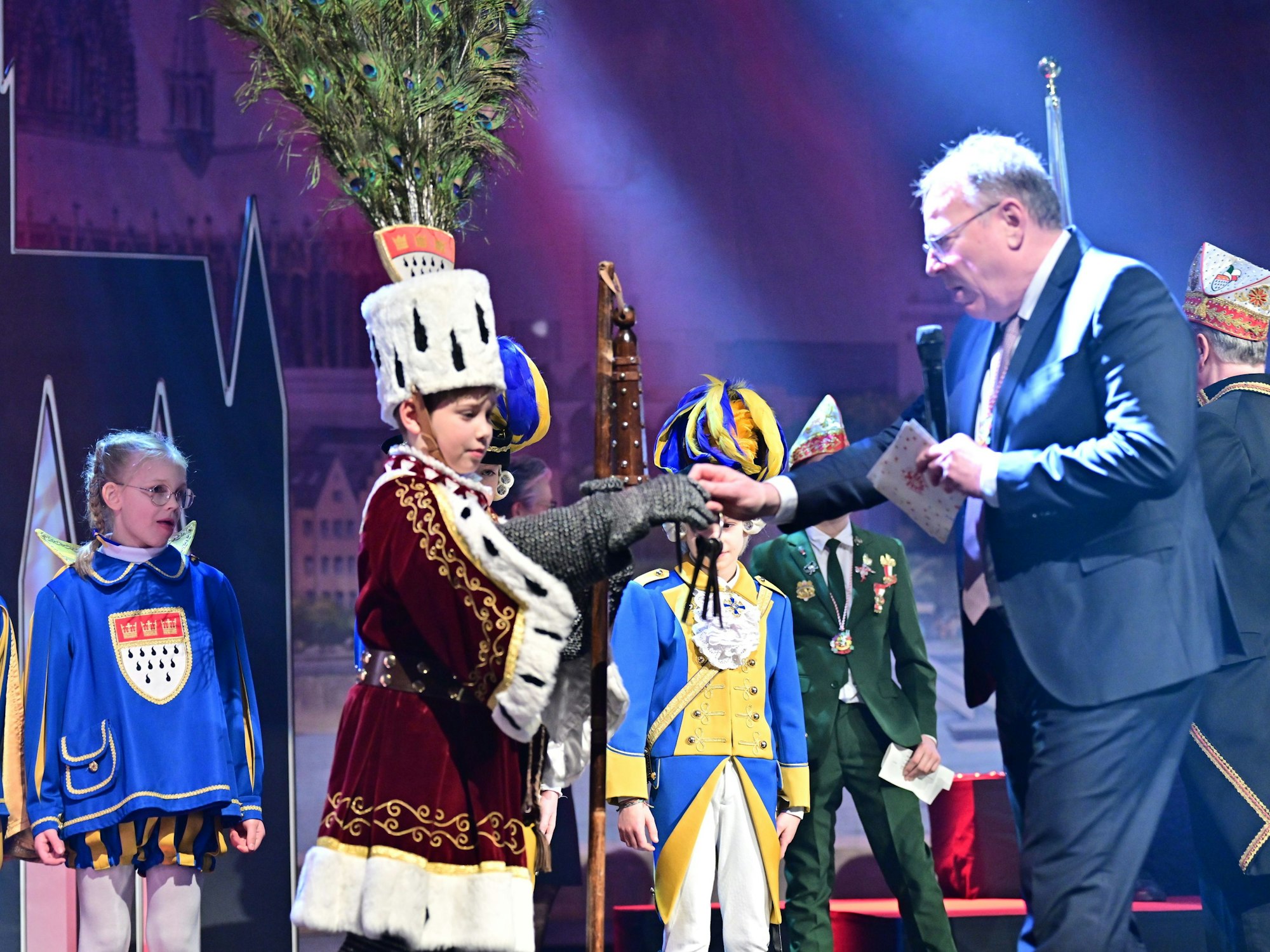 Oberbürgermeister Torsten Burmester mit dem Kinderdreigestirn.