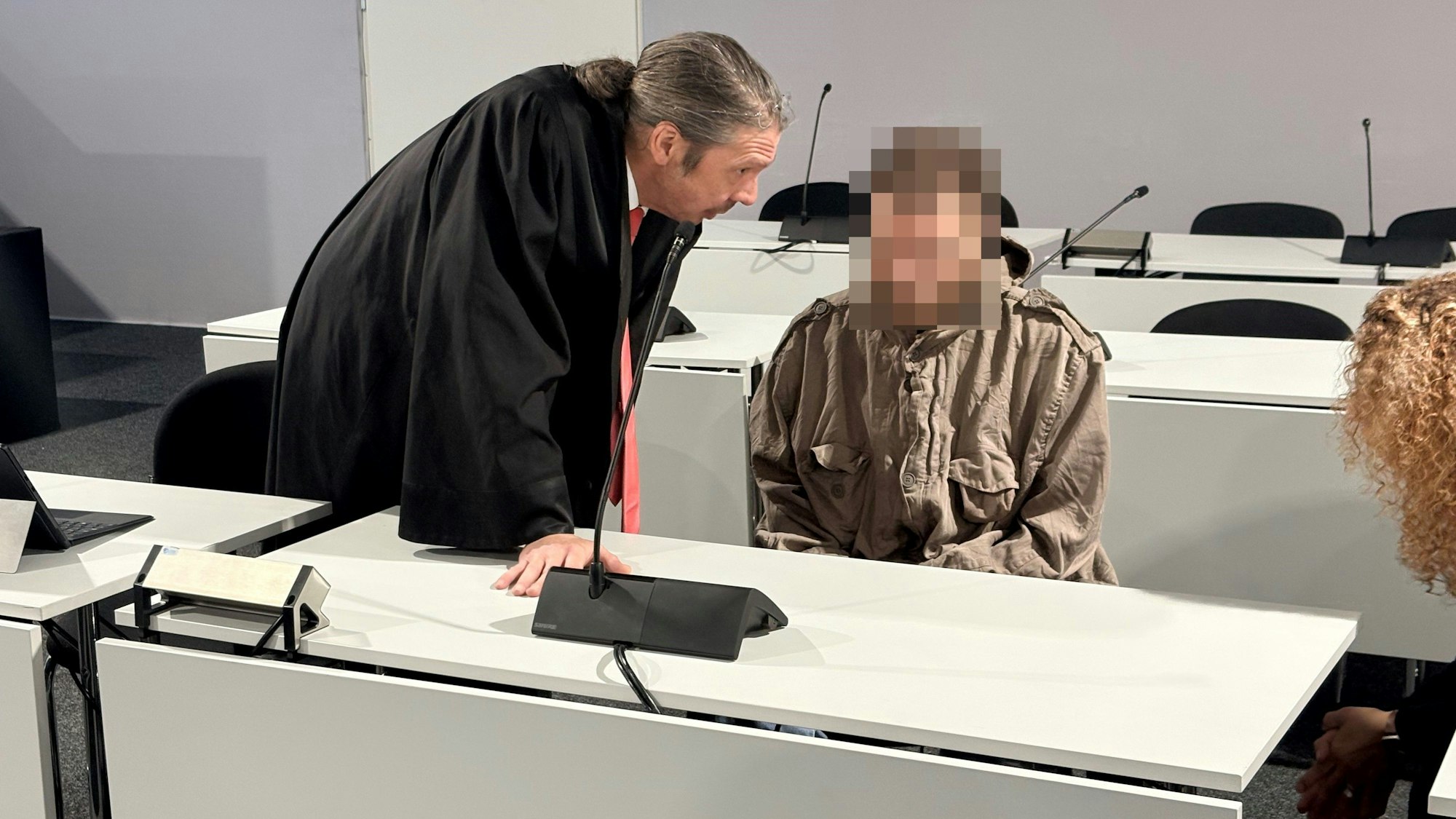 Der Beschuldigte mit seinem Verteidiger Ingo Lindemann beim Prozessauftakt im Kölner Landgericht