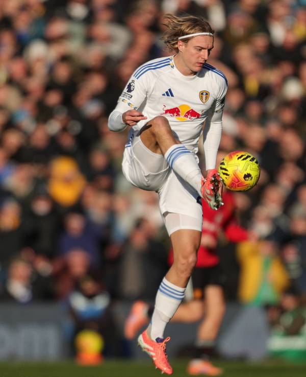 Sebastiaan Bornauw nimmt den Ball in der Luft an.