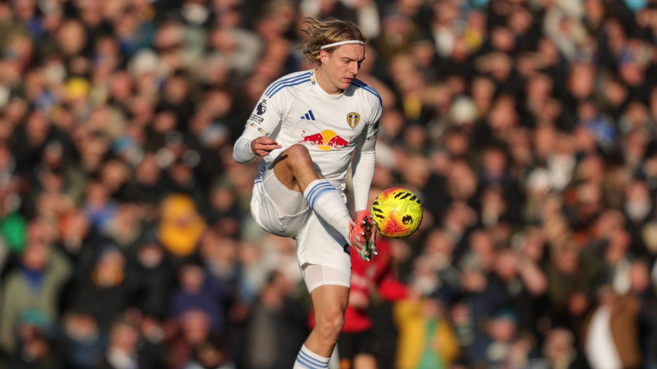 Sebastiaan Bornauw nimmt den Ball in der Luft an.