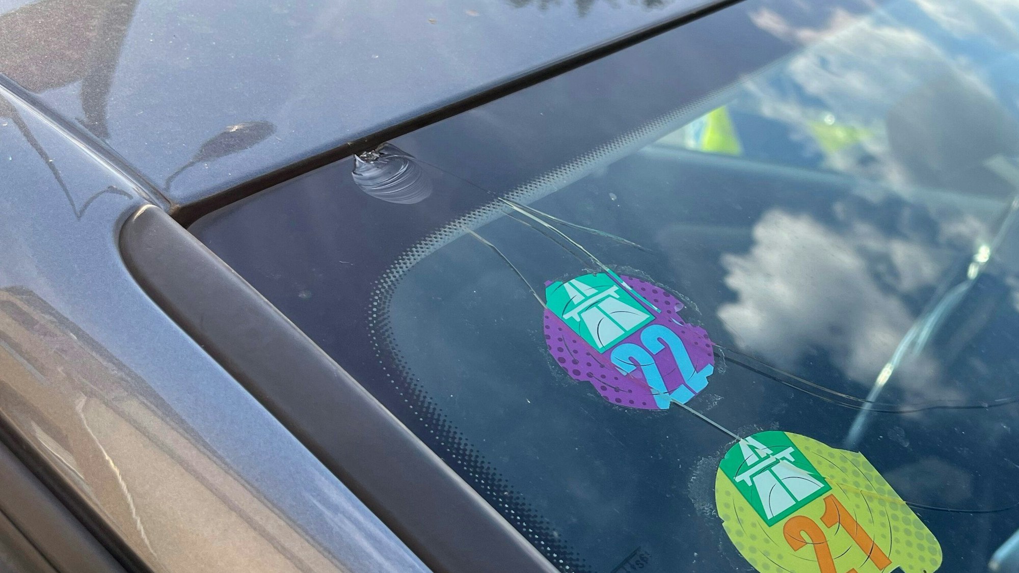 Eines der beschädigten Fahrzeuge aus dem aktuellen Strafverfahren.