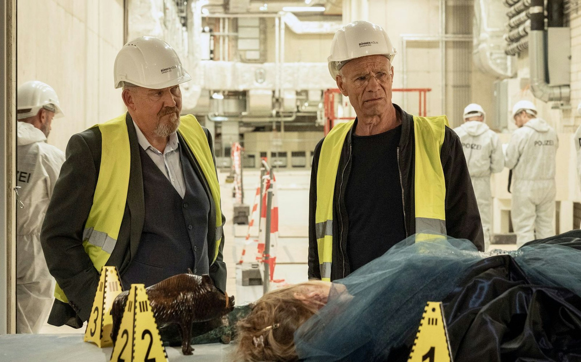 Mord an der Oper! Elli Zander (Ines Lutz), die Rüstmeisterin, wird erschossen im Lastenaufzug aufgefunden. Max Ballauf (Klaus J. Behrendt) und Freddy Schenk (Dietmar Bär, links) ermitteln. (Bild: WDR/Thomas Kost)