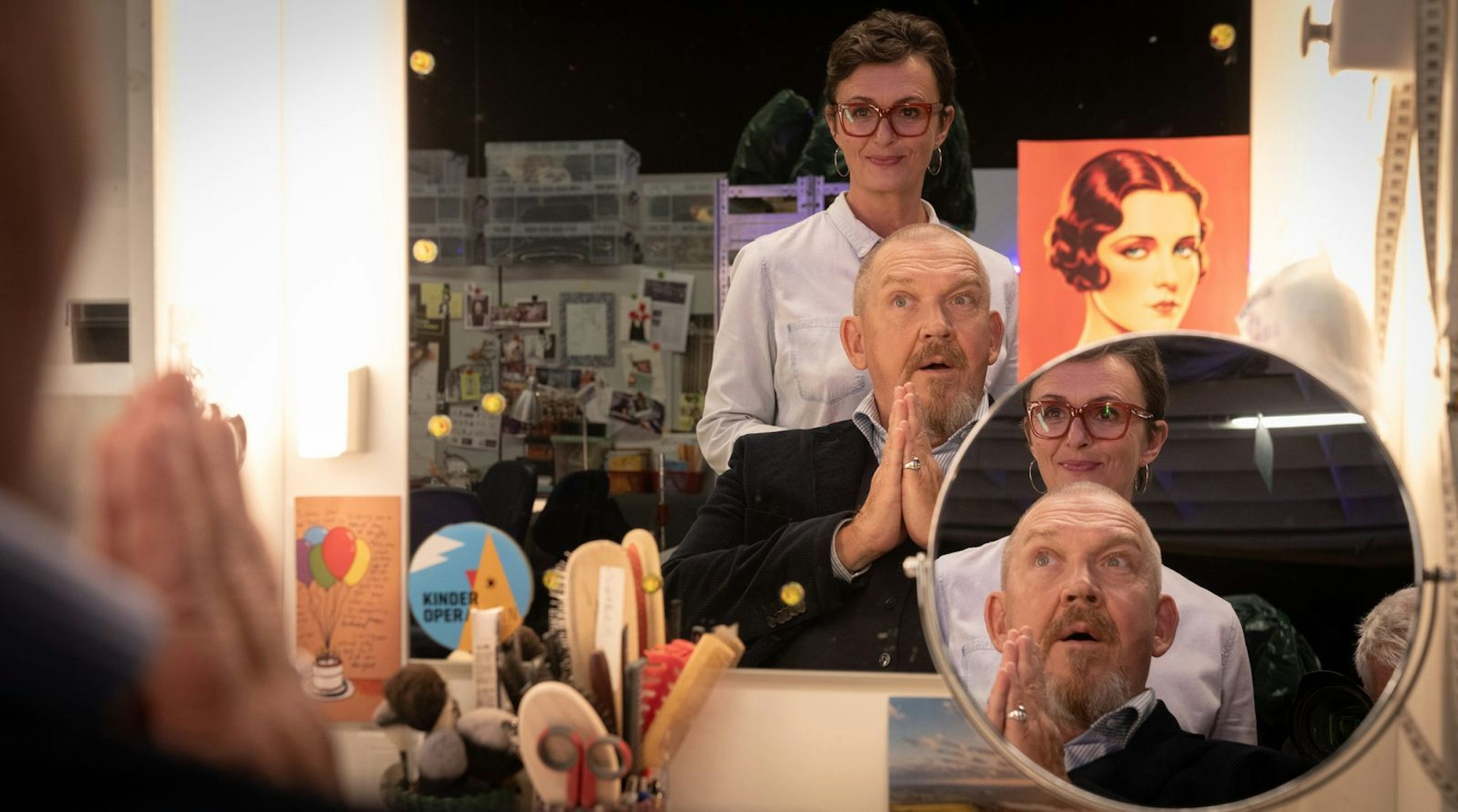 Maskenbildnerin Britt Maier (Bettina Engelhardt) gilt als „das Ohr“ des Ensembles. Kommissar Freddy Schenk (Dietmar Bär) lässt sich einen Termin bei der Mitarbeiterin geben. (Bild: WDR/Thomas Kost)